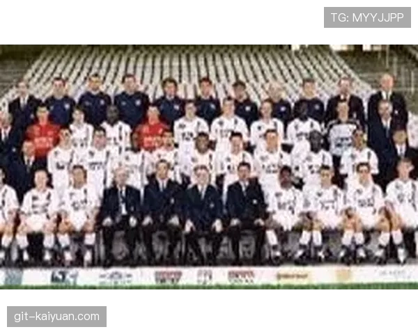 斯科尔斯回撤接应如何通过传球调度主导关键战中场控制