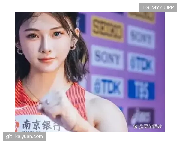 吴艳妮赛前涂指甲油的样子，像极了去夜店前补口红